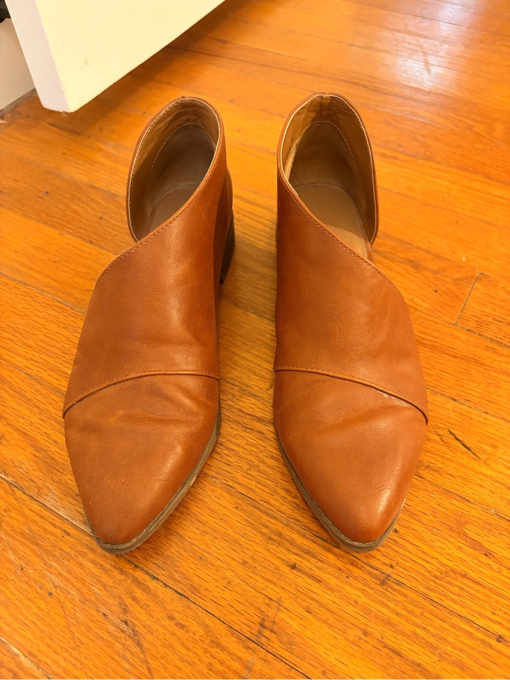 Universal Thread Women's Pointed Slip-On Leather Flats Size 8